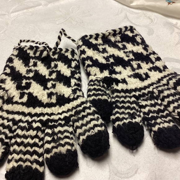 Handmade, black and white wool gloves unisex with fingers - Picture 1 of 6